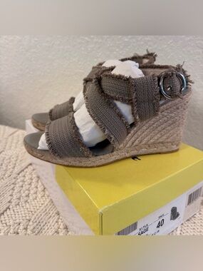 Bettye Muller Sage Espadrille Wedge Sandal Size 40 Stone Panama Canvas NIB